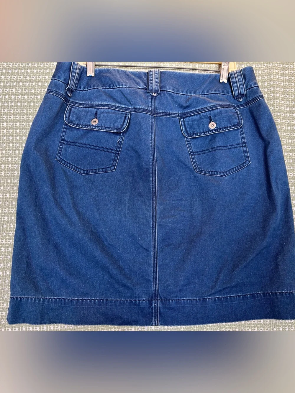 Liz Claiborne Indigo Denim above knee length Skirt, Sz 16. Soft denim,Belt loops